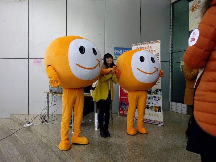 這位美女好貪心啊